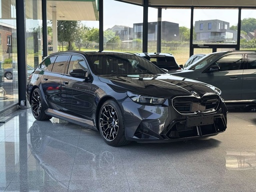 BMW M5 Touring / CERAMIC BRAKES / TOWBAR / PANO / BOW&WILKINS / INDIVIDUAL LEATHER / ICONIC GLOW / FULL OPTION!!